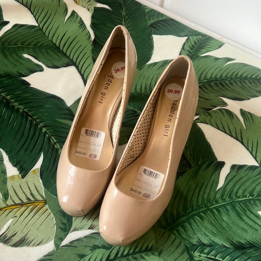 Nude Close toed heel